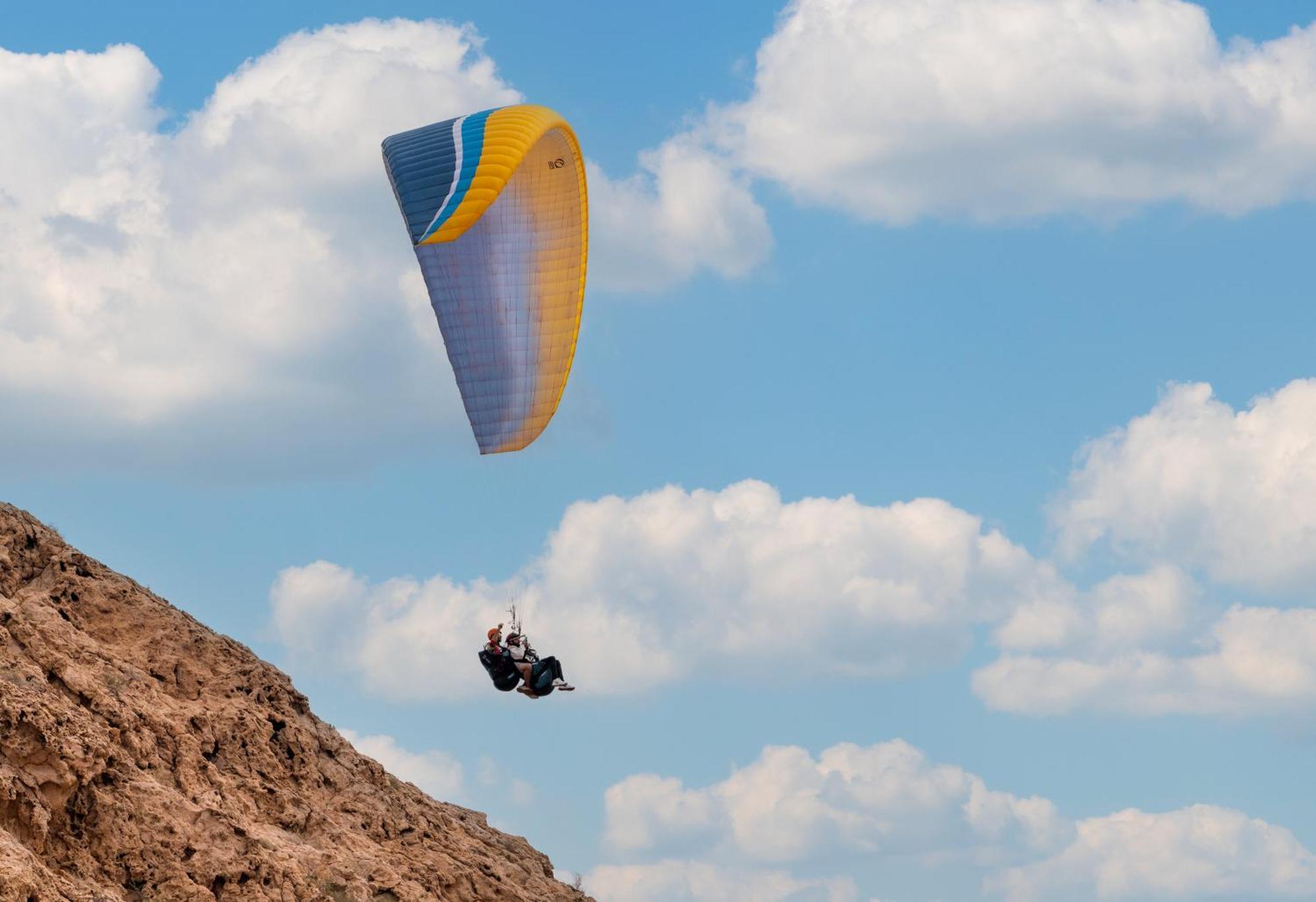 Al Badayer Retreat By Sharjah Collection 호텔 Margham 외부 사진 Tandem paragliding